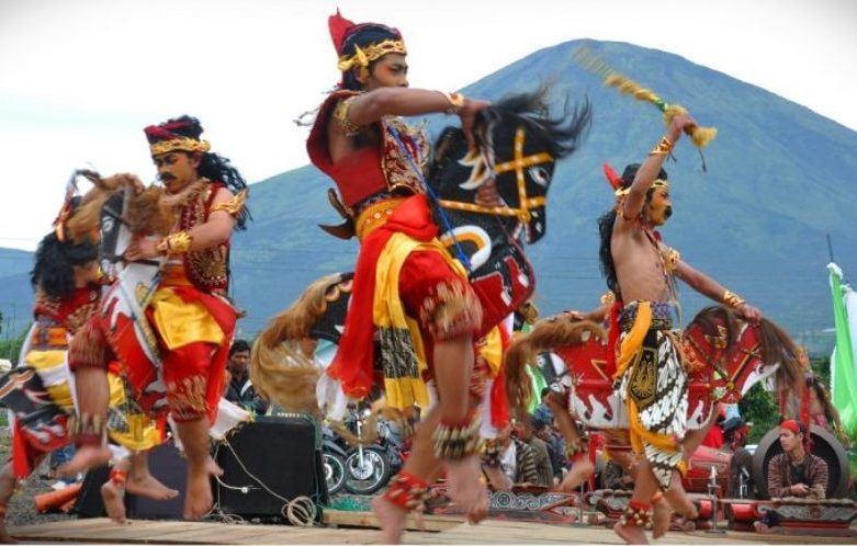 Menikmati Panorama Alam Tropis Bersama Tradisi Budaya Indonesia yang Bikin Hati Adem dan Perut Ikut Ketawa